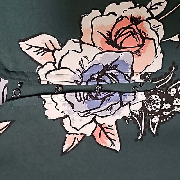 Maurices Popover size 1 short sleeve green floral top - Picture 2 of 7